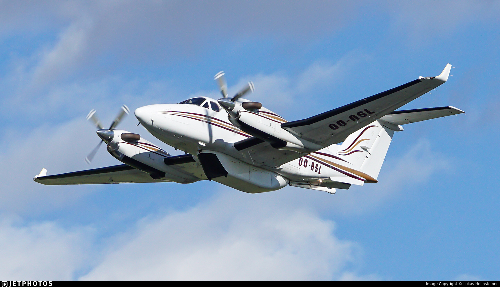 King Air B200C OO-ASL in flight